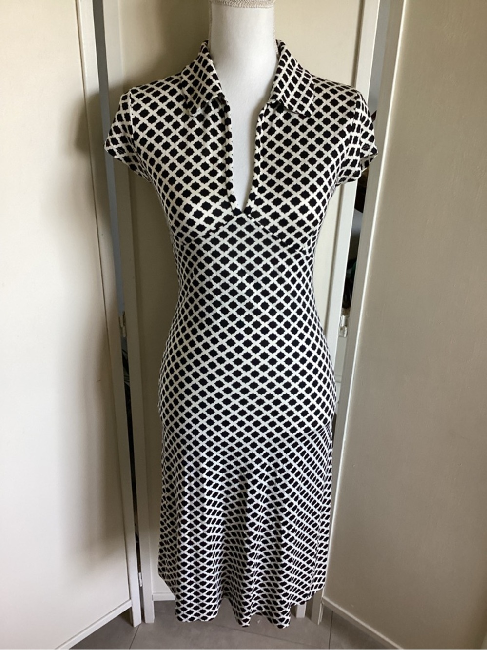 NWOT Banana Republic silk dress XS black and white geometric v-neck collared